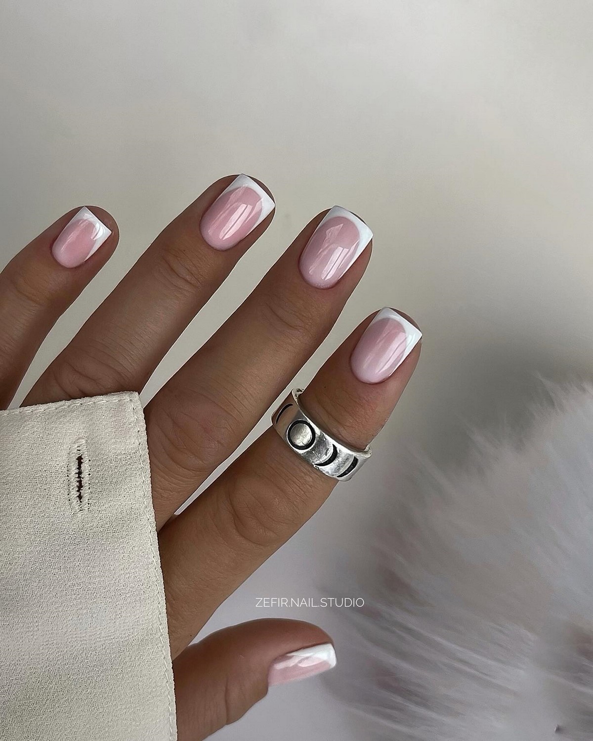 Френч на весну 2026: аккуратный маникюр, который носят чаще всего