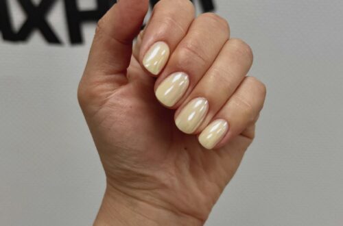 Светлый маникюр на короткие ногти: идеи на май 2026
