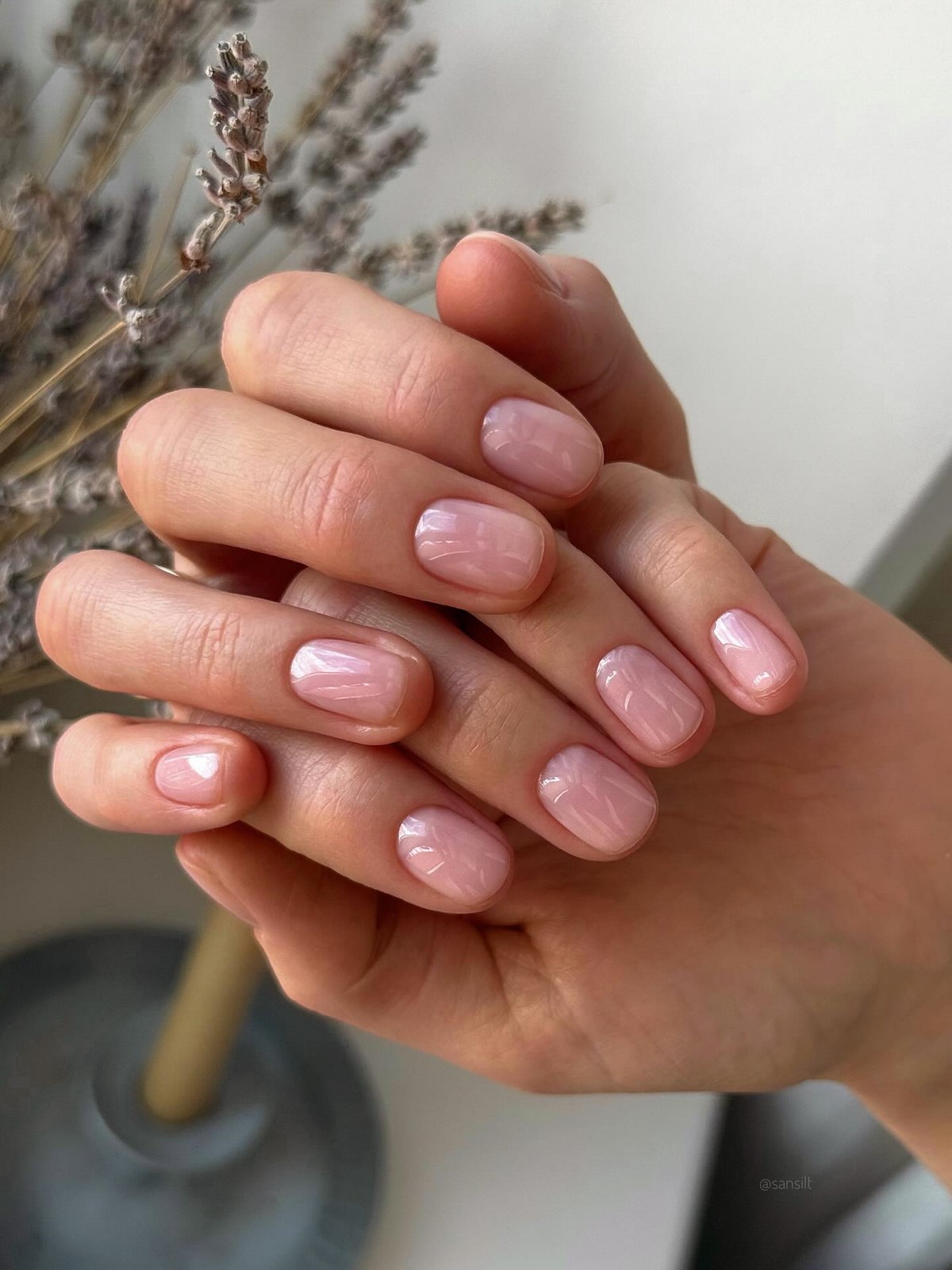 Светлый маникюр на короткие ногти: идеи на май 2026