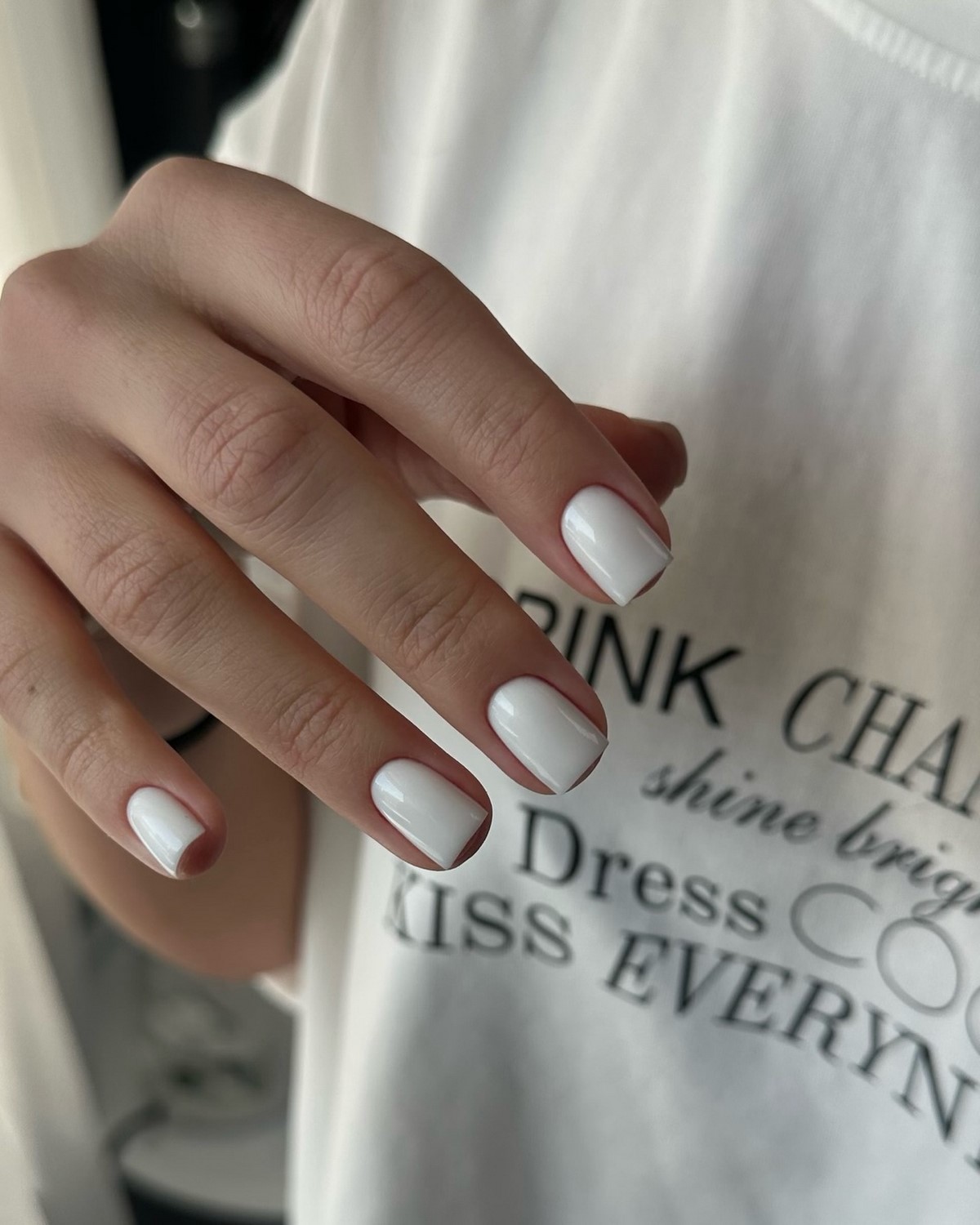 Светлый маникюр на короткие ногти: идеи на май 2026