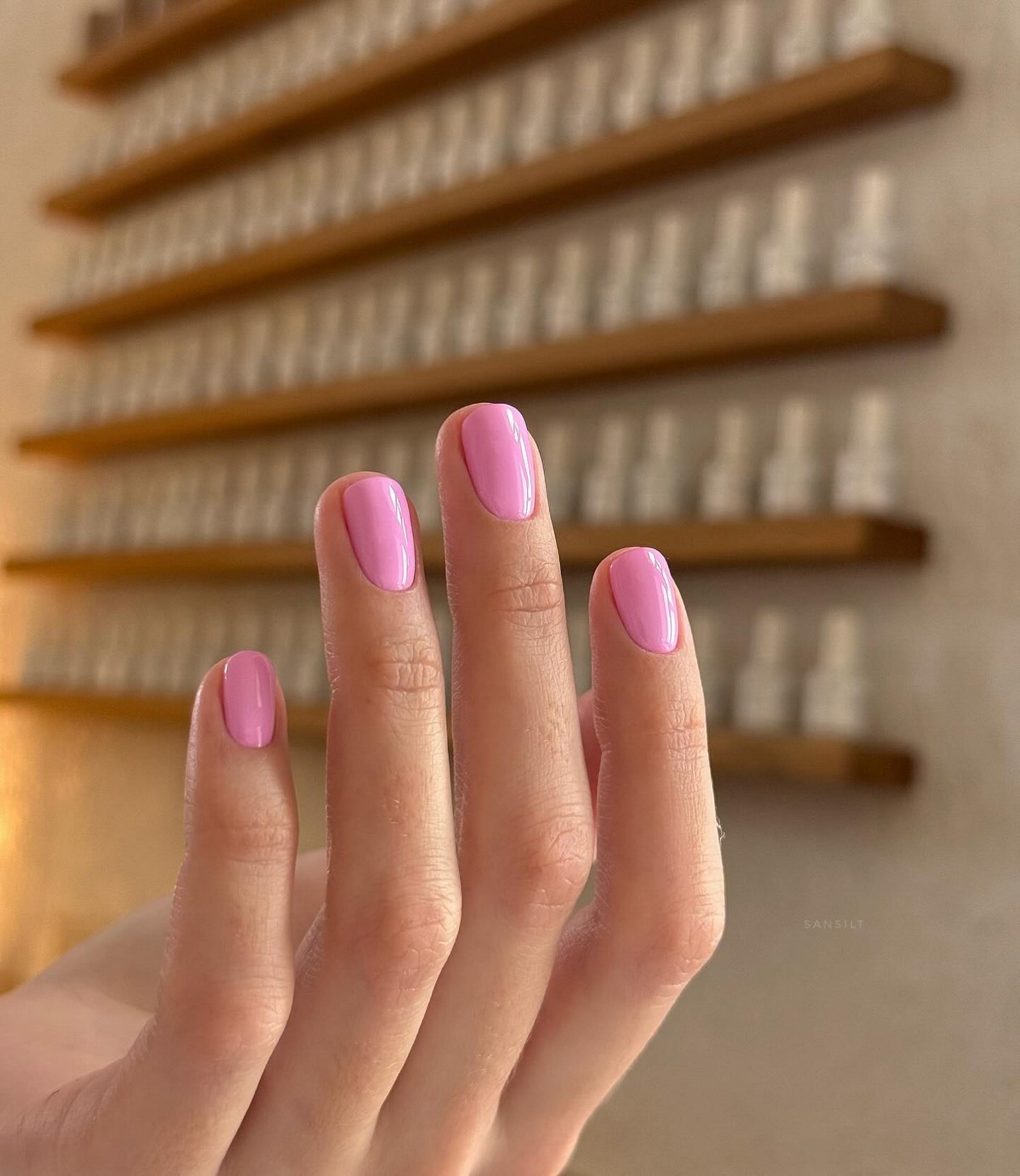 Светлый маникюр на короткие ногти: идеи на май 2026