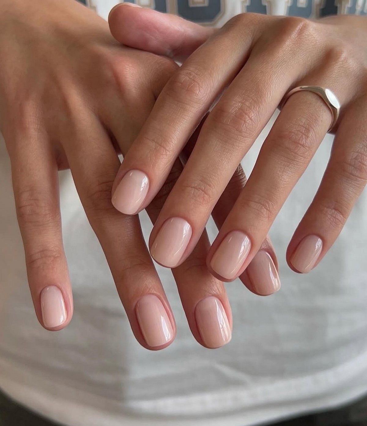 Светлый маникюр на короткие ногти: идеи на май 2026