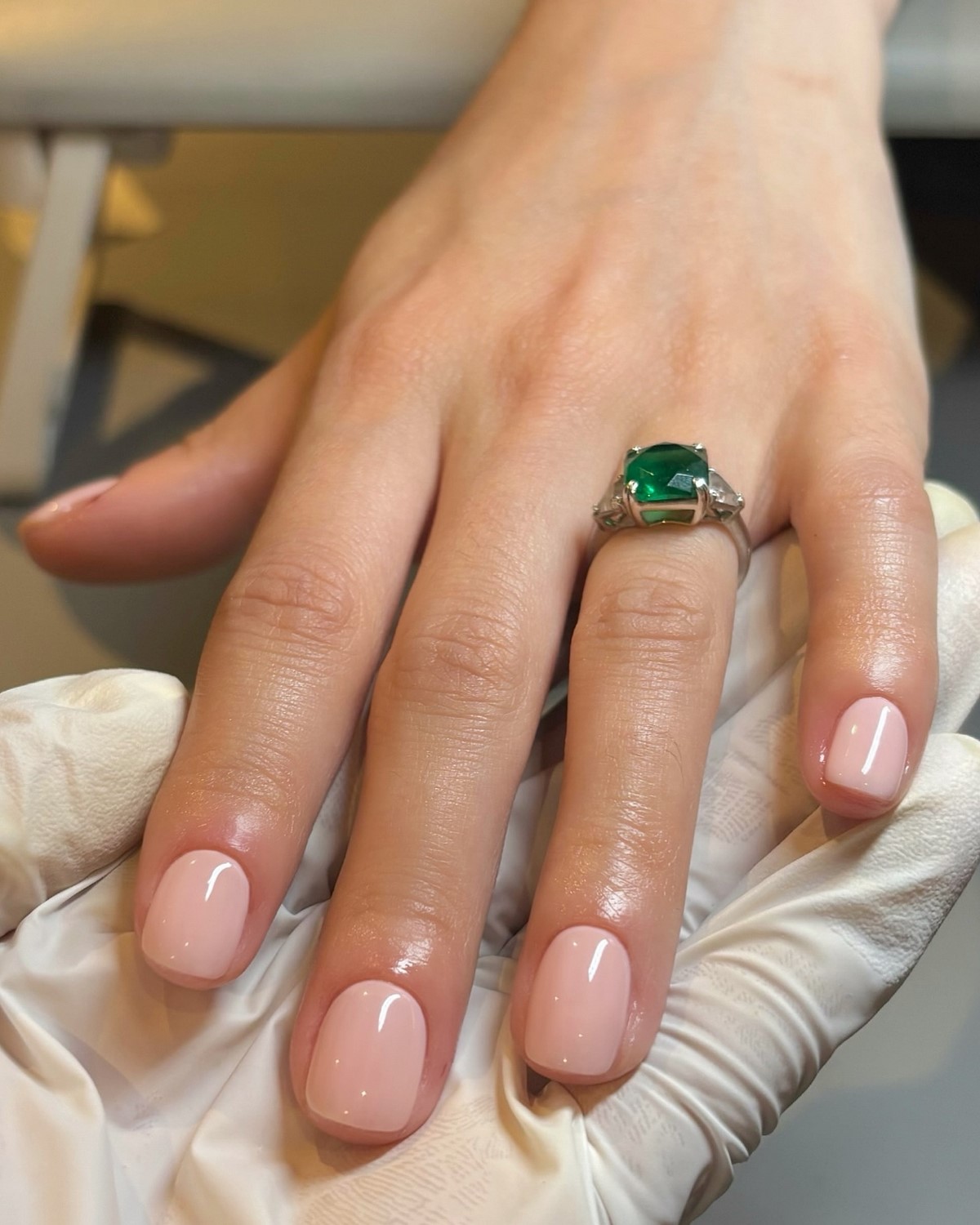 Светлый маникюр на короткие ногти: идеи на май 2026