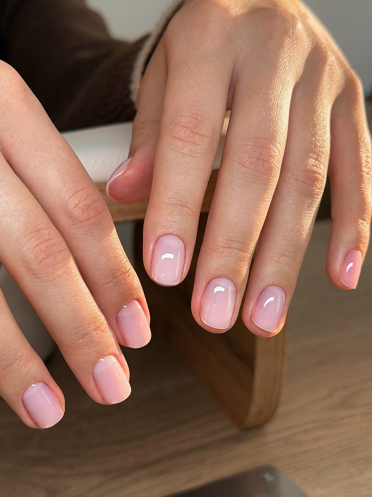 Светлый маникюр на короткие ногти: идеи на май 2026