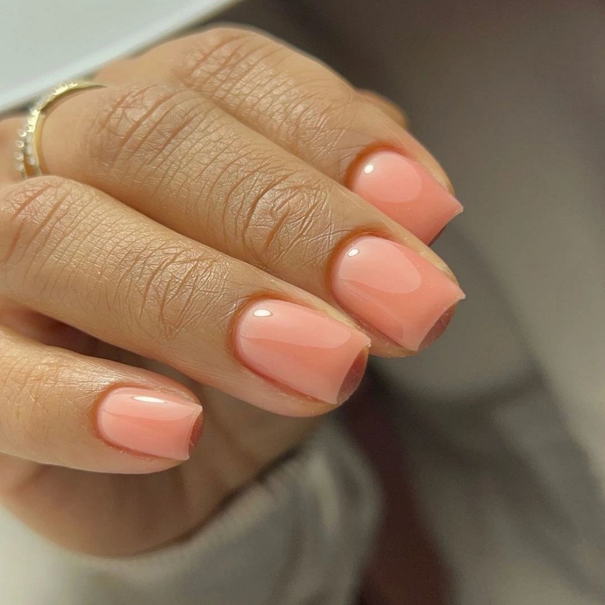 Светлый маникюр на короткие ногти: идеи на май 2026