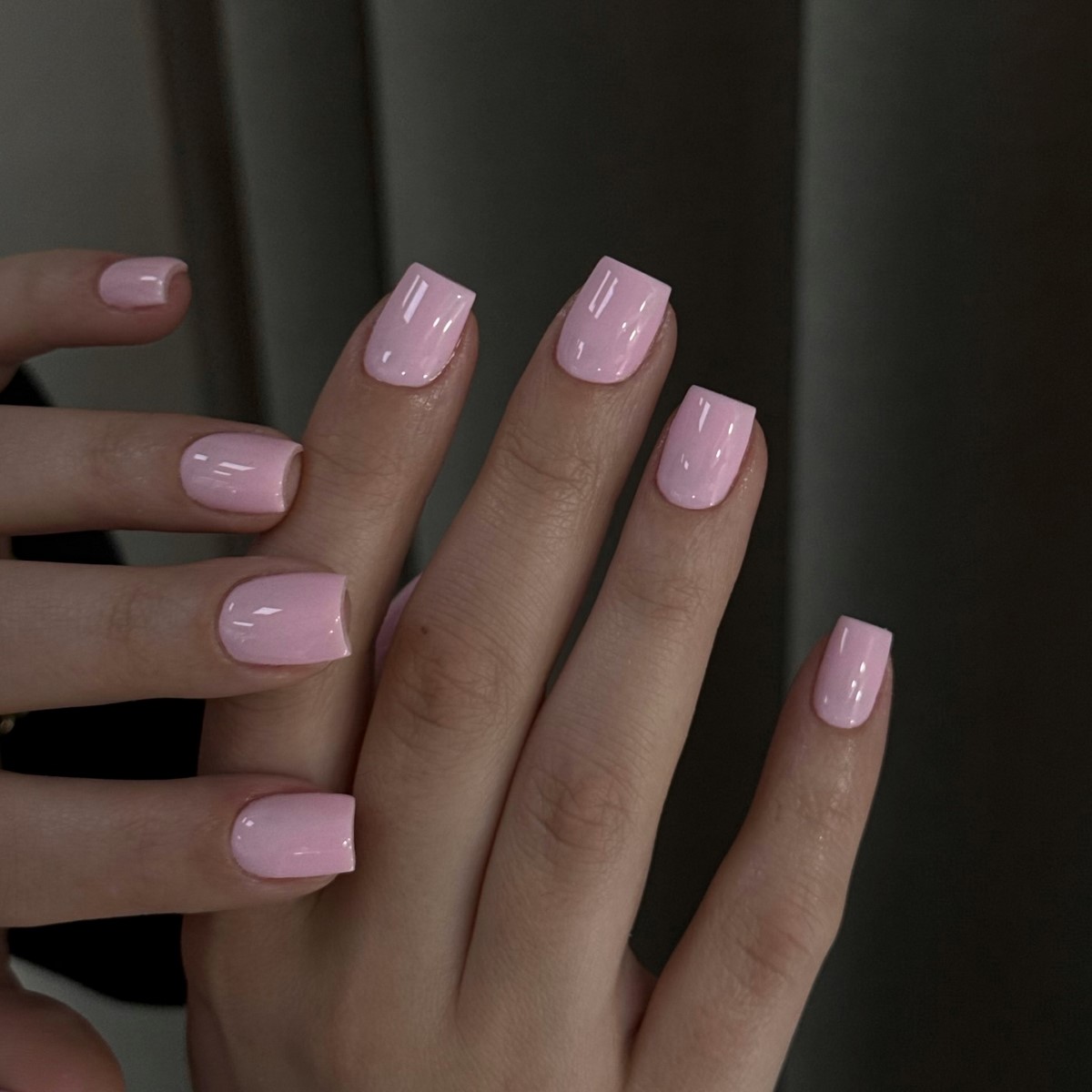 Светлый маникюр на короткие ногти: идеи на май 2026