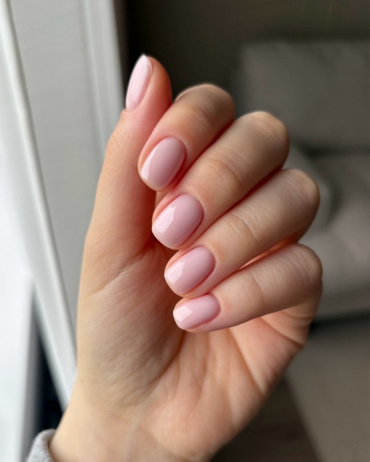 Светлый маникюр на короткие ногти: идеи на май 2026