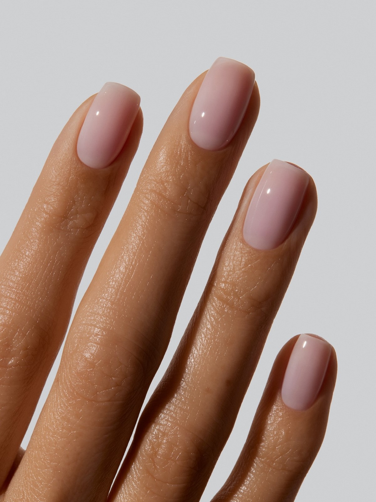 Светлый маникюр на короткие ногти: идеи на май 2026