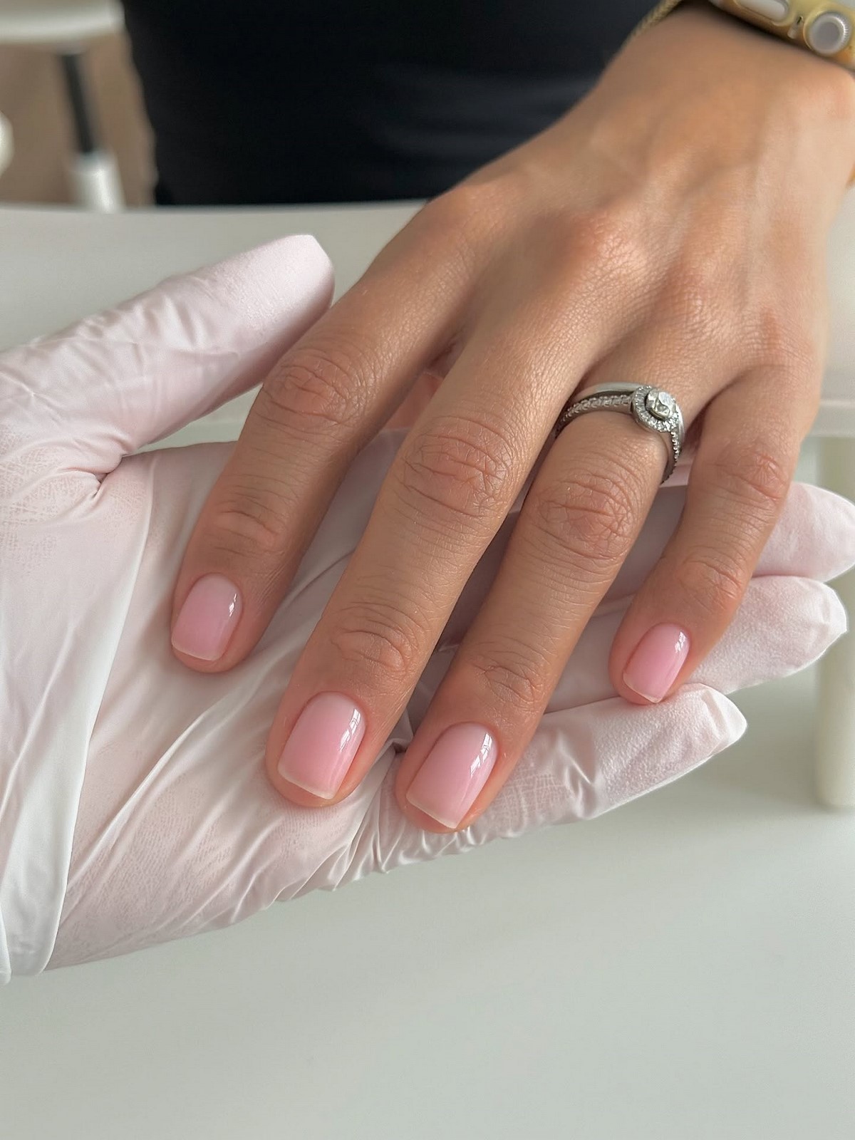 Светлый маникюр на короткие ногти: идеи на май 2026