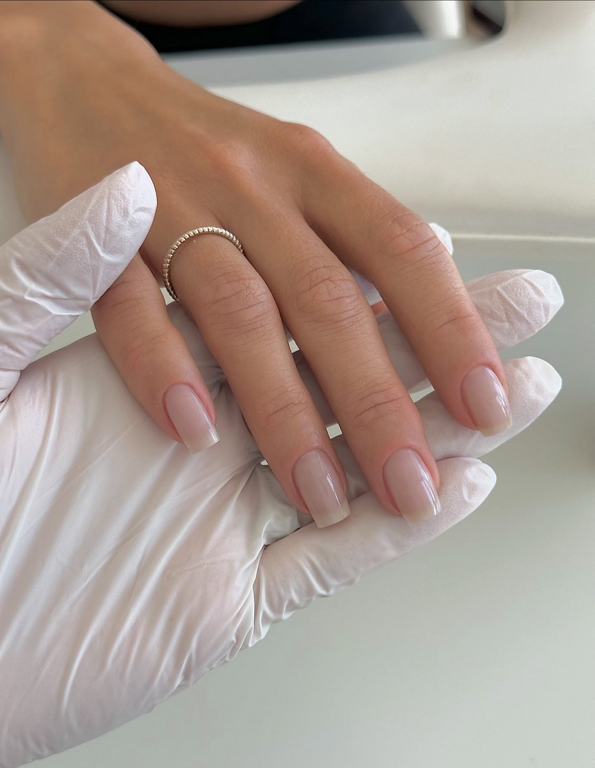 Светлый маникюр на короткие ногти: идеи на май 2026