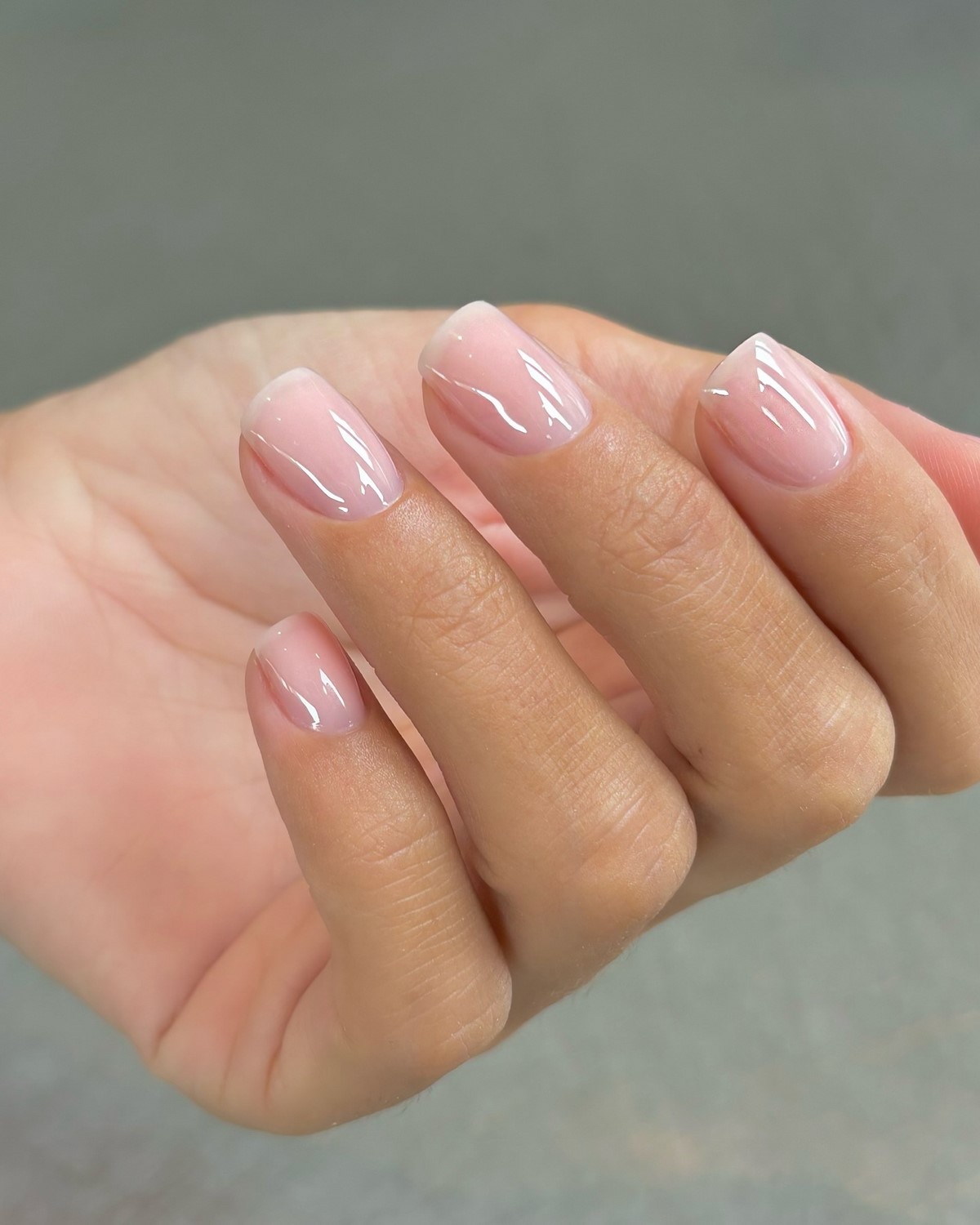 Светлый маникюр на короткие ногти: идеи на май 2026