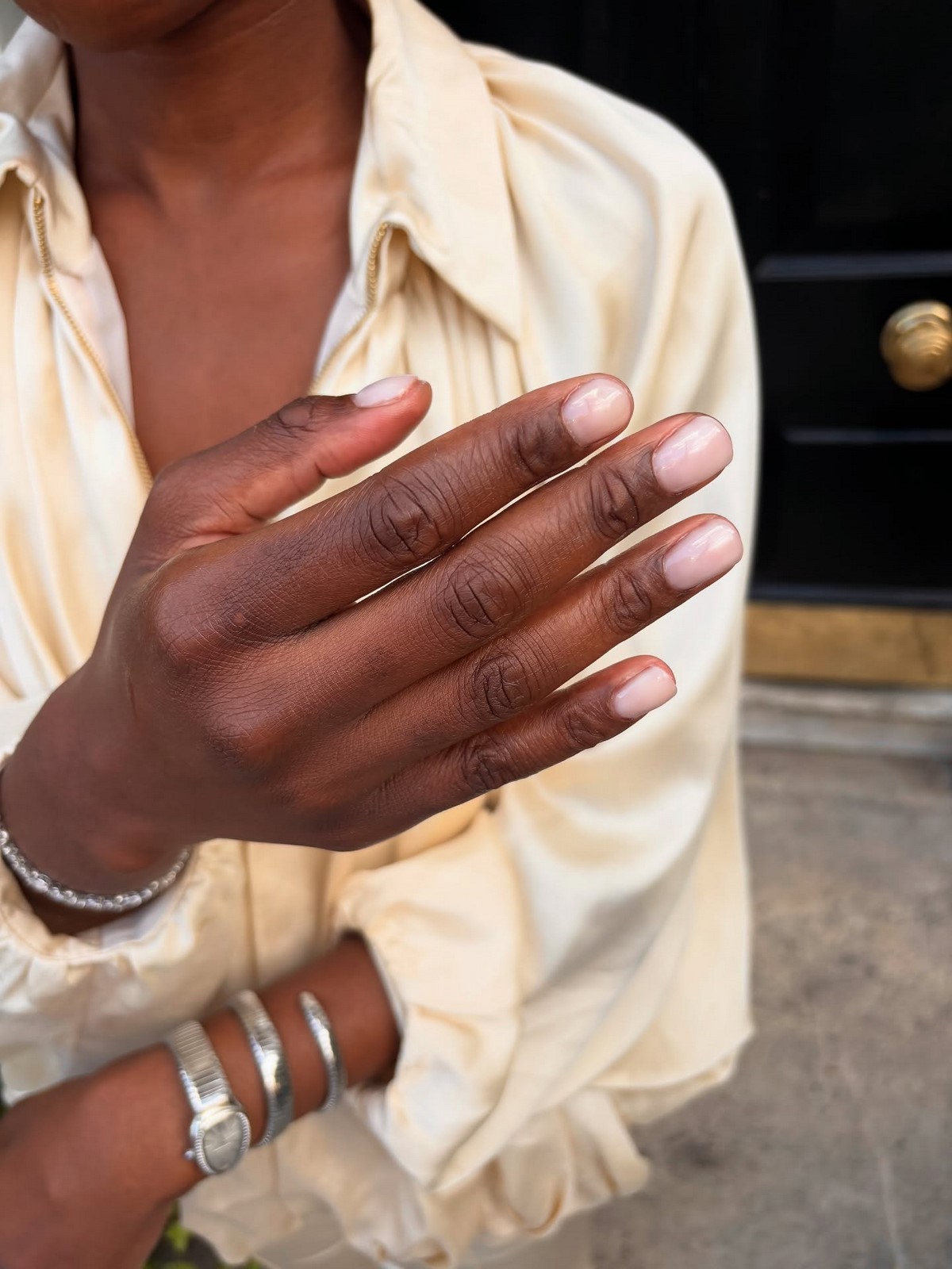 Светлый маникюр на короткие ногти: идеи на май 2026