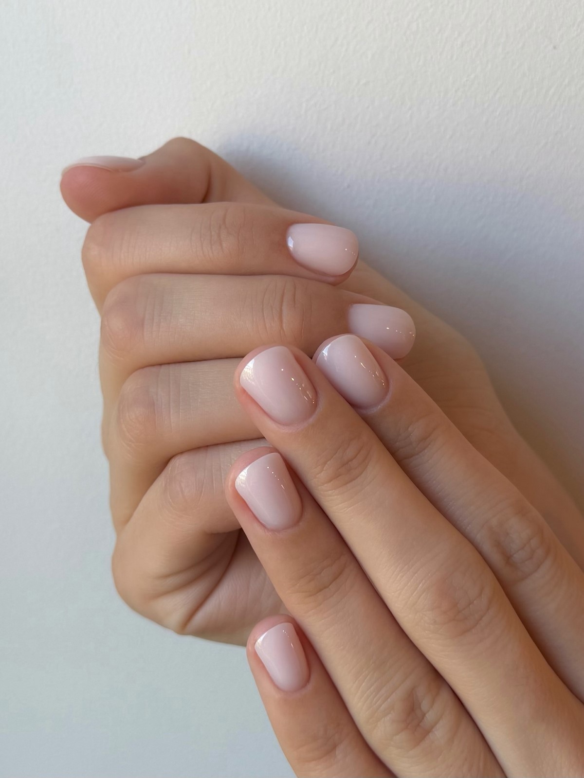 Светлый маникюр на короткие ногти: идеи на май 2026