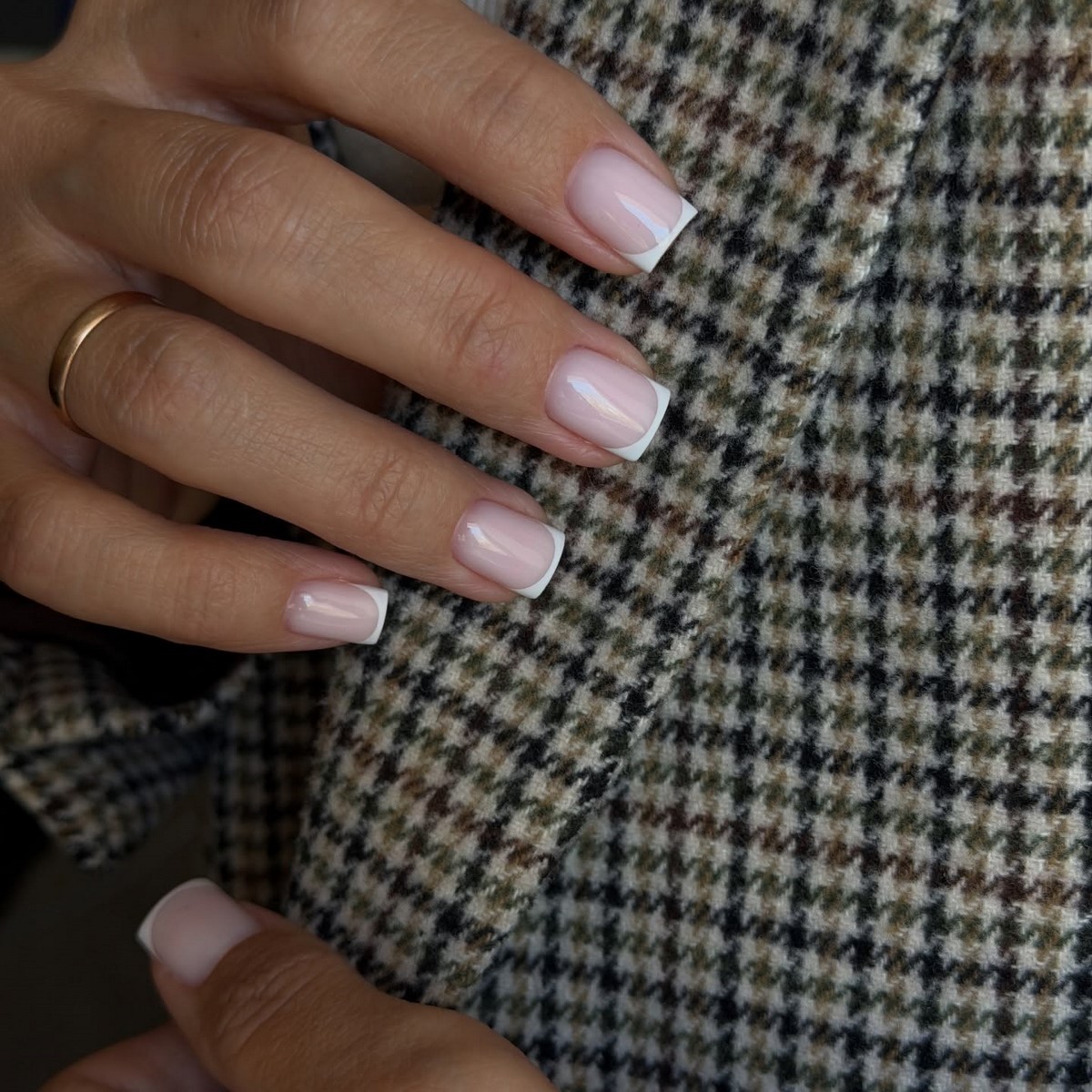 Светлый маникюр на короткие ногти: идеи на май 2026