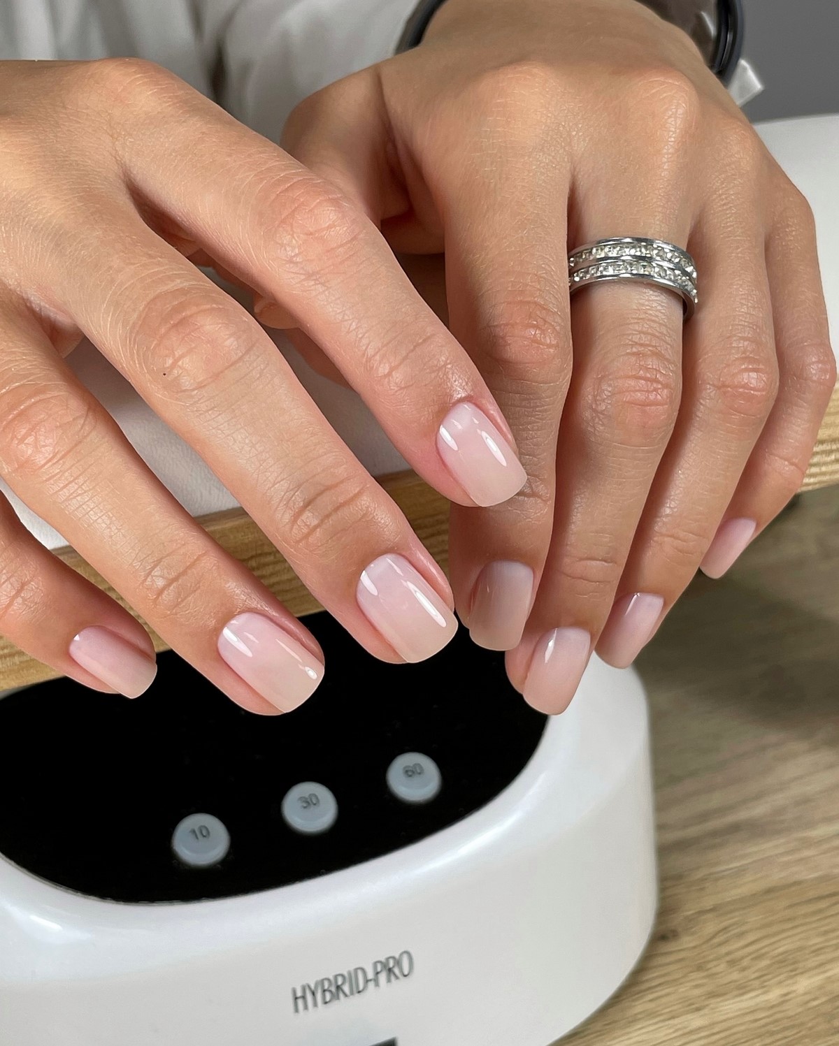 Светлый маникюр на короткие ногти: идеи на май 2026