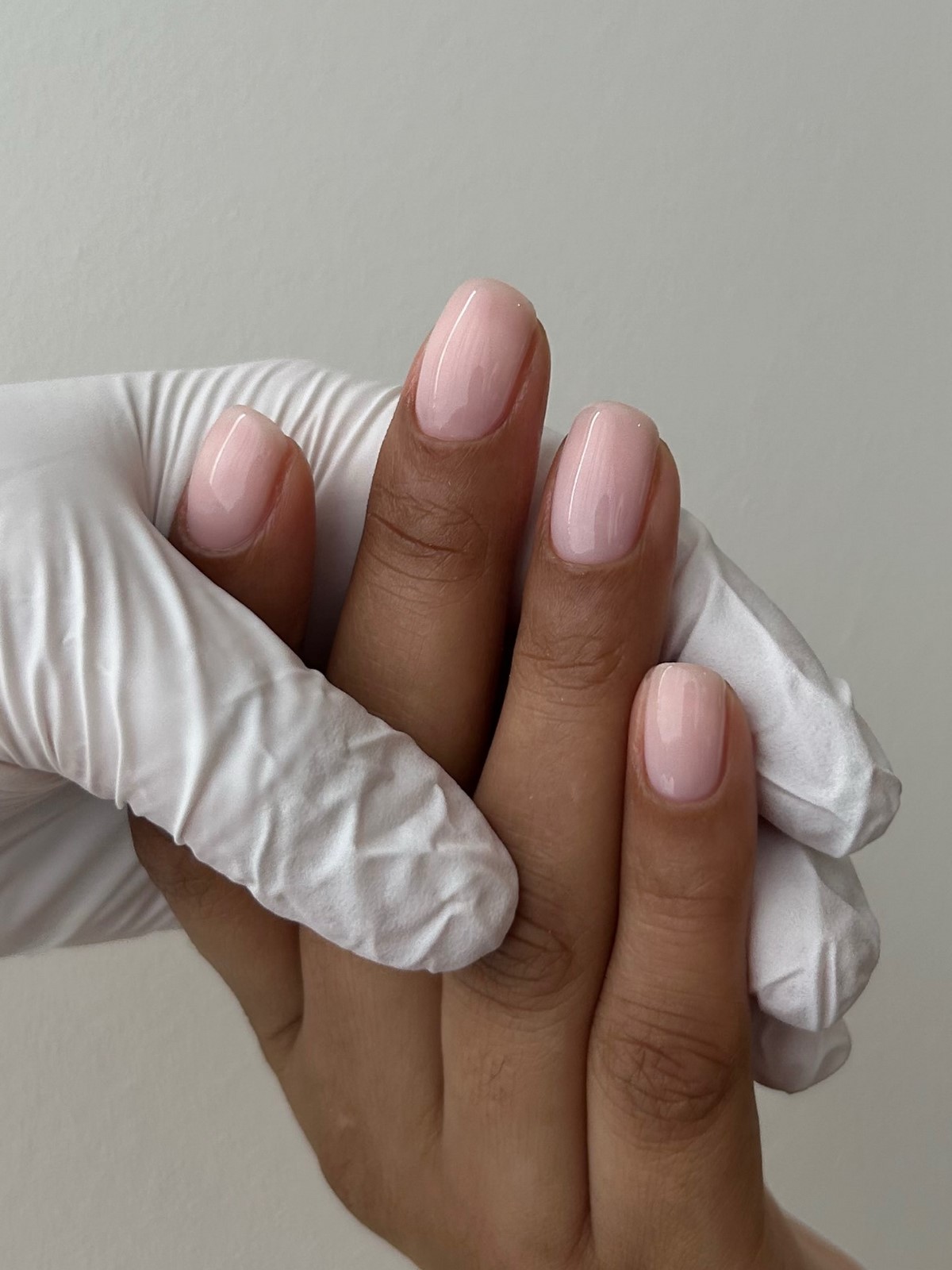 Светлый маникюр на короткие ногти: идеи на май 2026