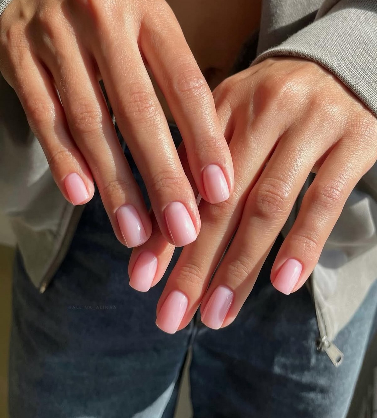 Светлый маникюр на короткие ногти: идеи на май 2026