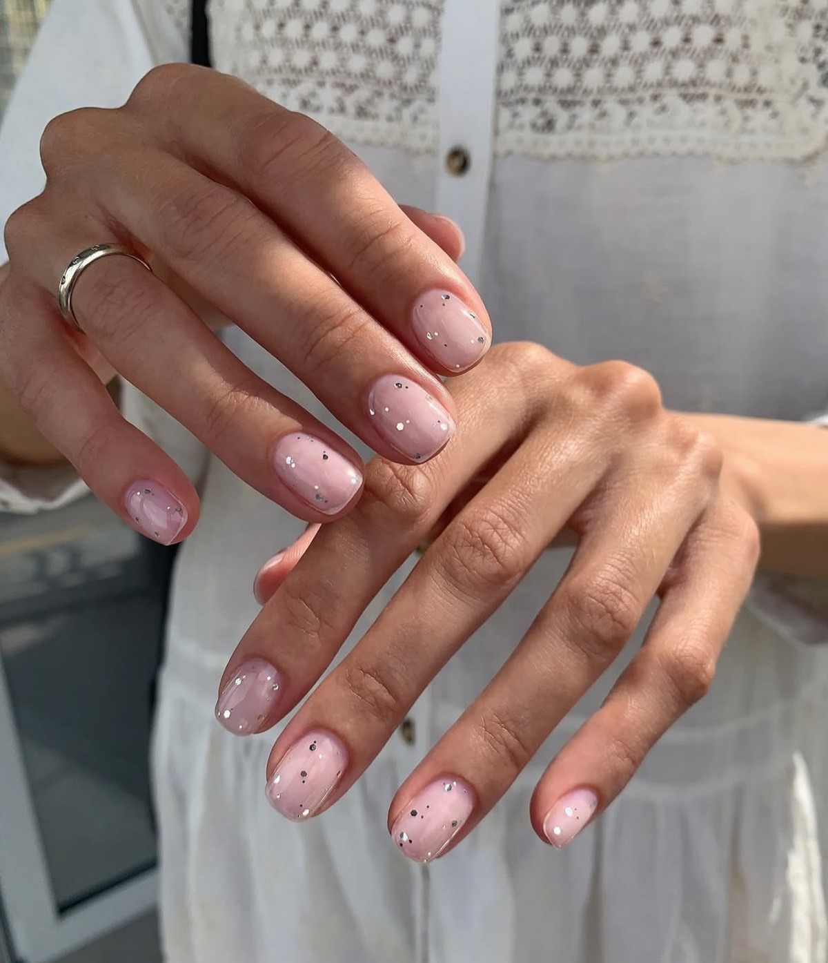 Светлый маникюр на короткие ногти: идеи на май 2026