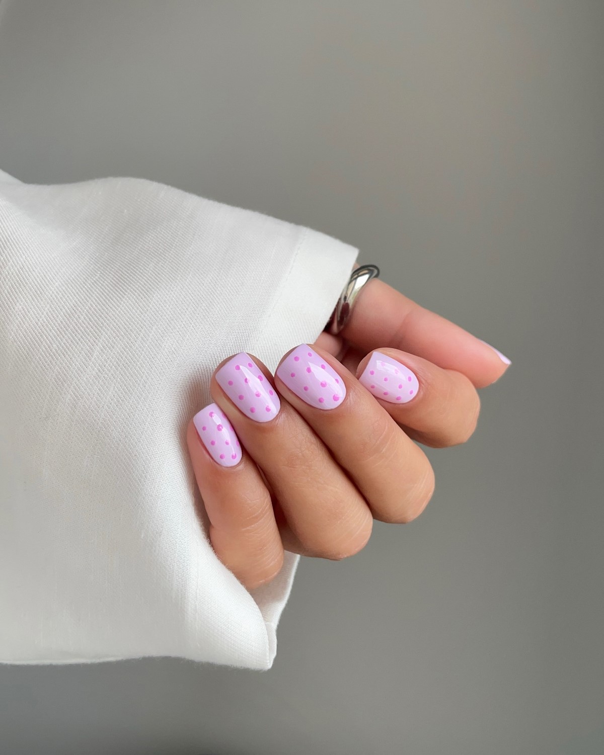 Светлый маникюр на короткие ногти: идеи на май 2026