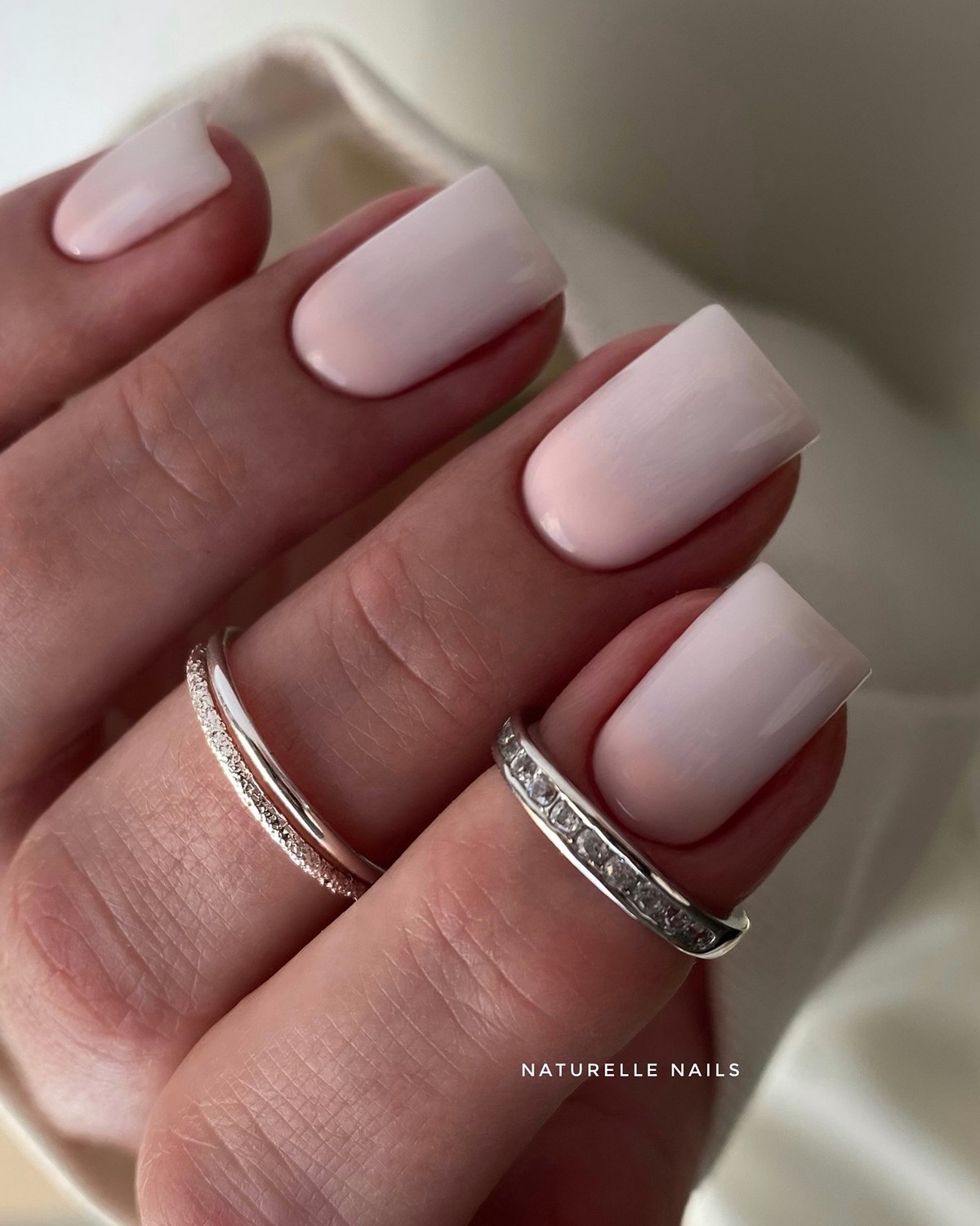 Светлый маникюр на короткие ногти: идеи на май 2026