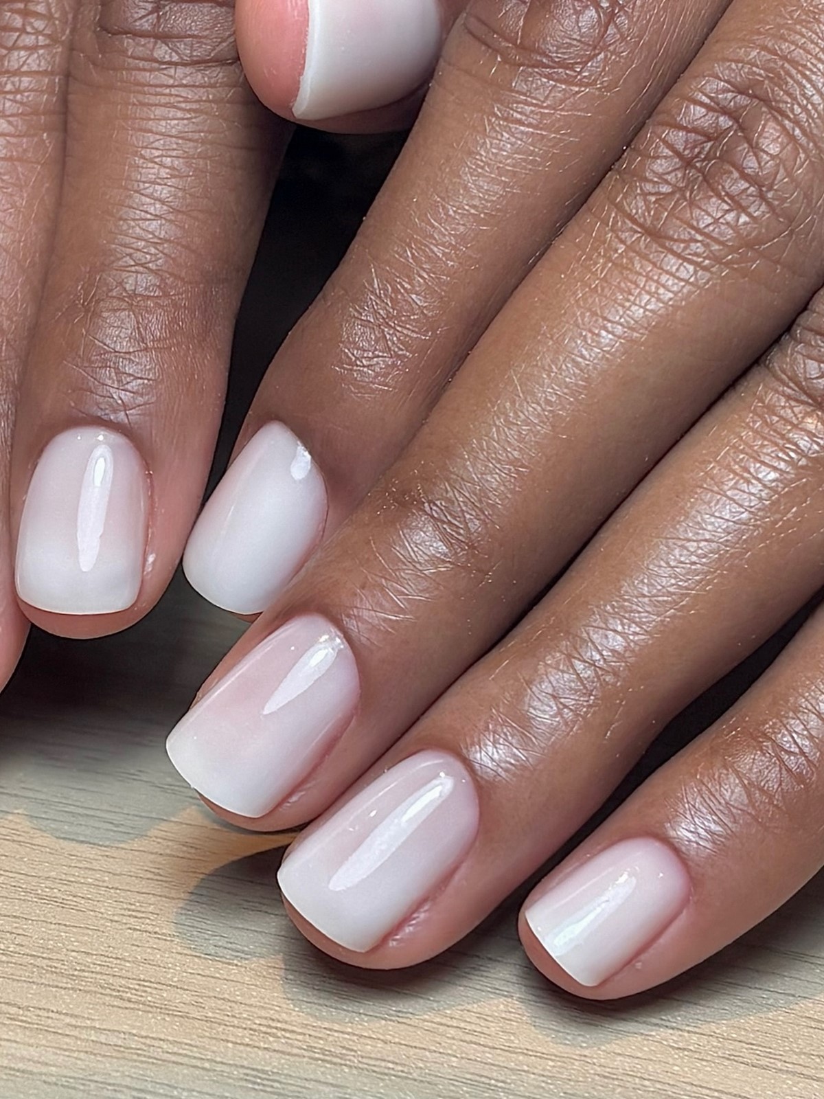 Светлый маникюр на короткие ногти: идеи на май 2026