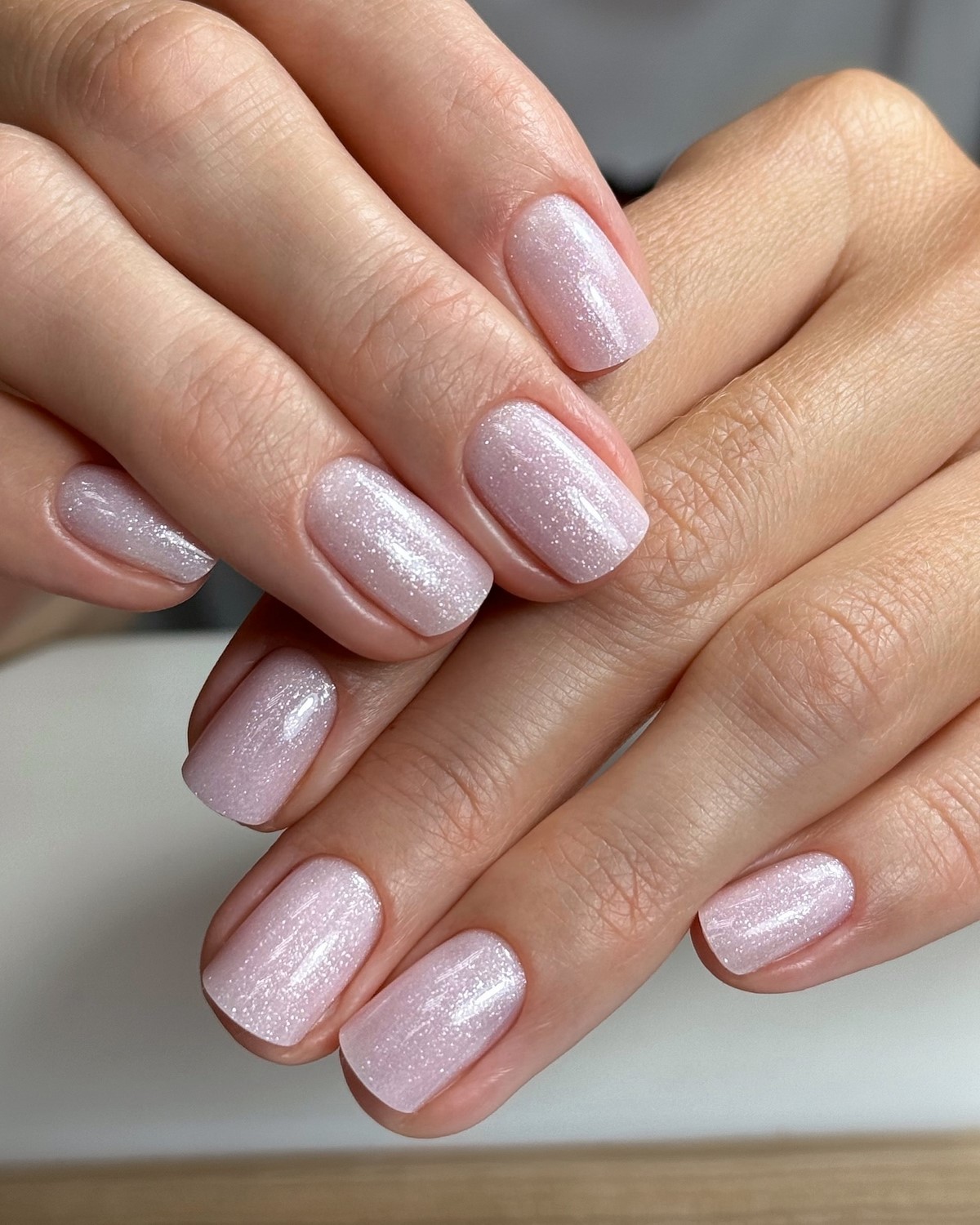 Светлый маникюр на короткие ногти: идеи на май 2026