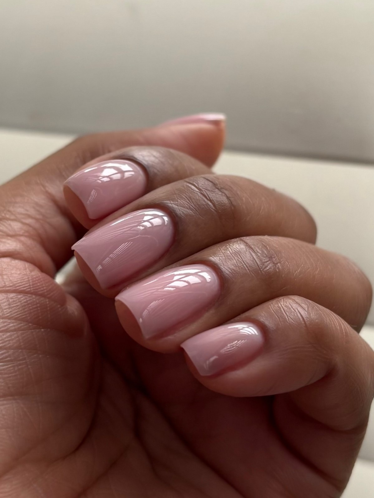 Светлый маникюр на короткие ногти: идеи на май 2026