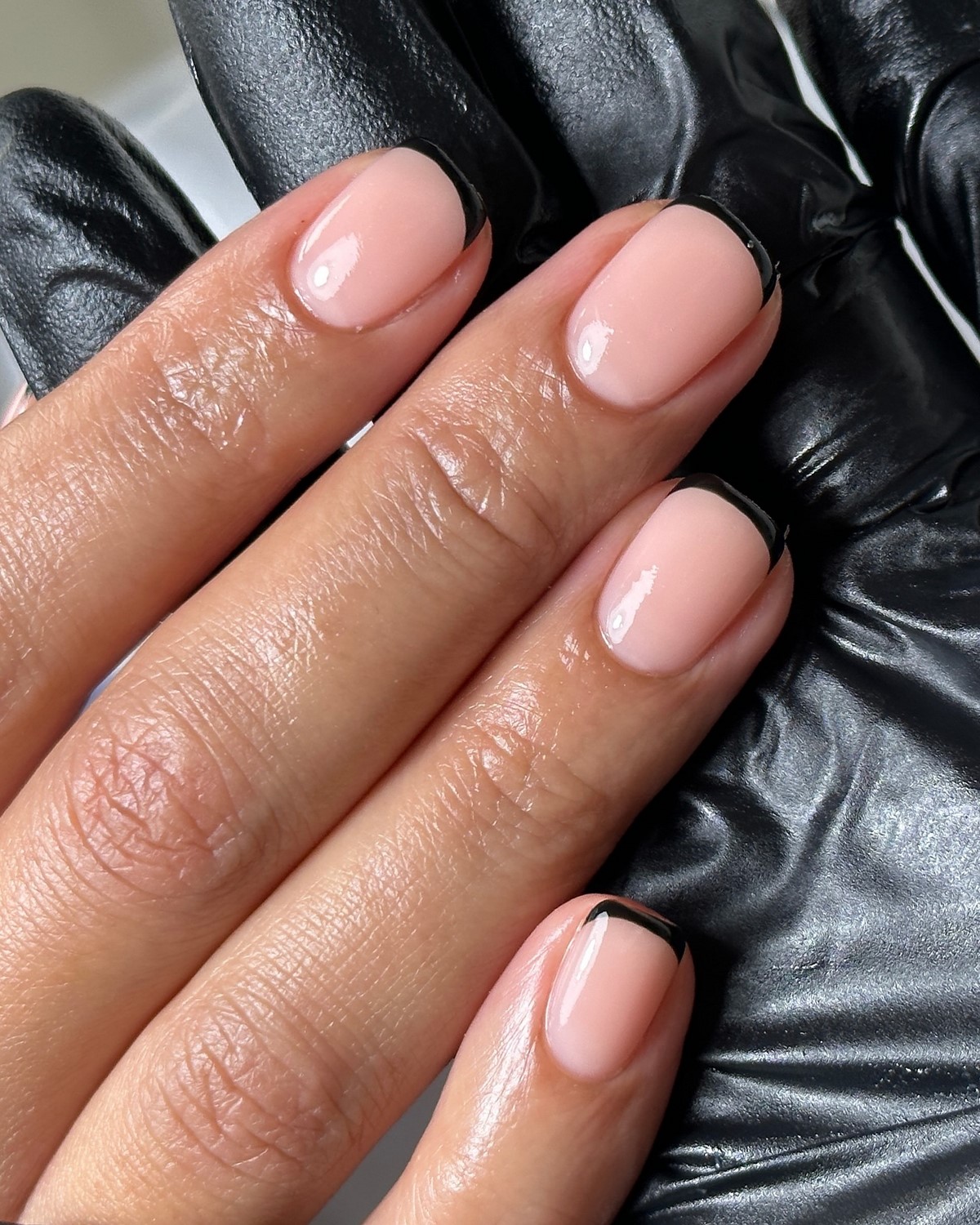 Светлый маникюр на короткие ногти: идеи на май 2026