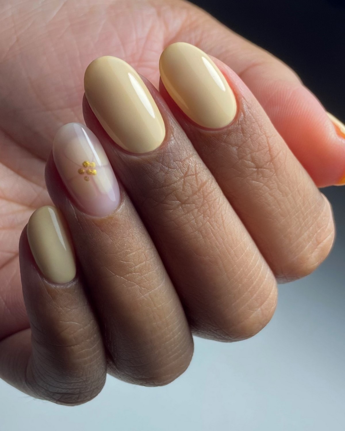 Летние оттенки маникюра 2026, которые освежают руки